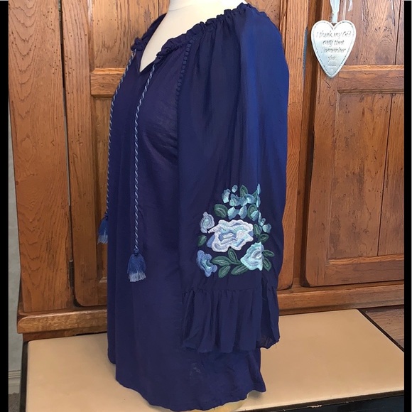 ⭐️🆕 Floral Boho Bell Sleeve Navy Top🌺 - Picture 3 of 8